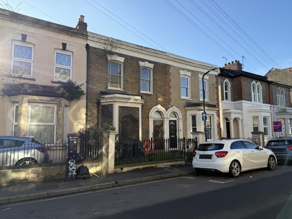Lot: 118 - HOUSE CLOSE TO TOWN CENTRE IN NEED OF REFURBISHMENT - Front of House in Need of Refurbishment